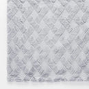 Sivý polyesterový prehoz na posteľ. 