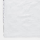 Sivý polyesterový prehoz na posteľ. 