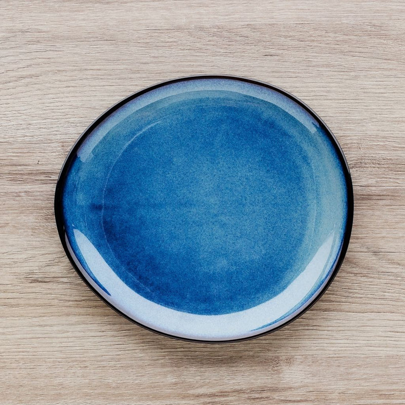 Modrý porcelánový dezertný tanier.