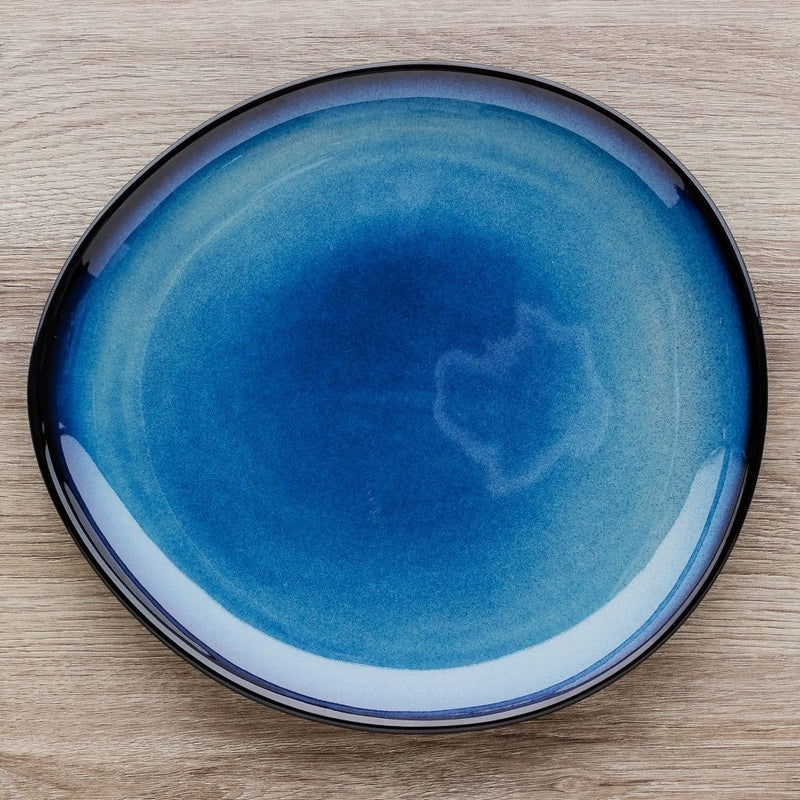 Modrý porcelánový plytký tanier.
