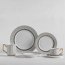 Biely porcelánový plytký tanier.