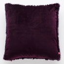Fialová polyesterová obliečka na vankúš.