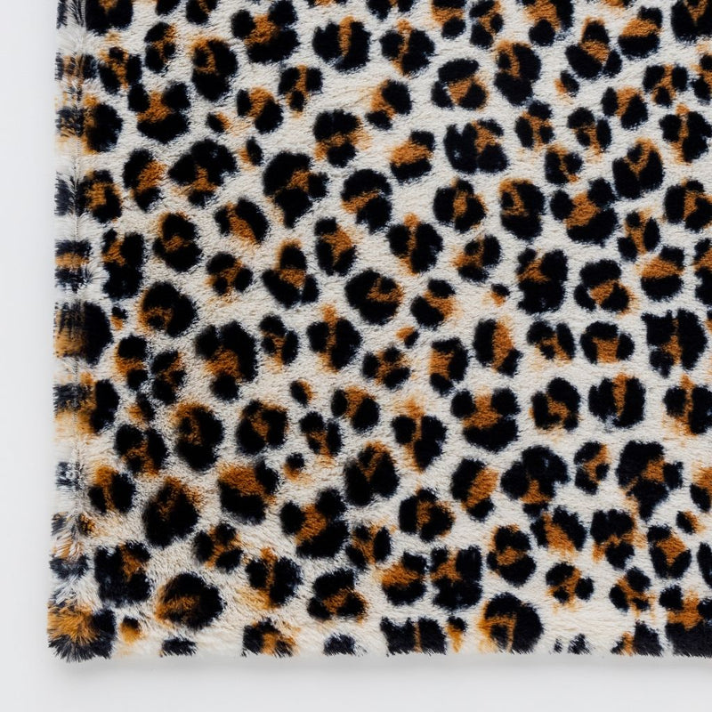 Hnedý polyesterový prehoz s textúrou pripomínajúcou leopardiu kožu.