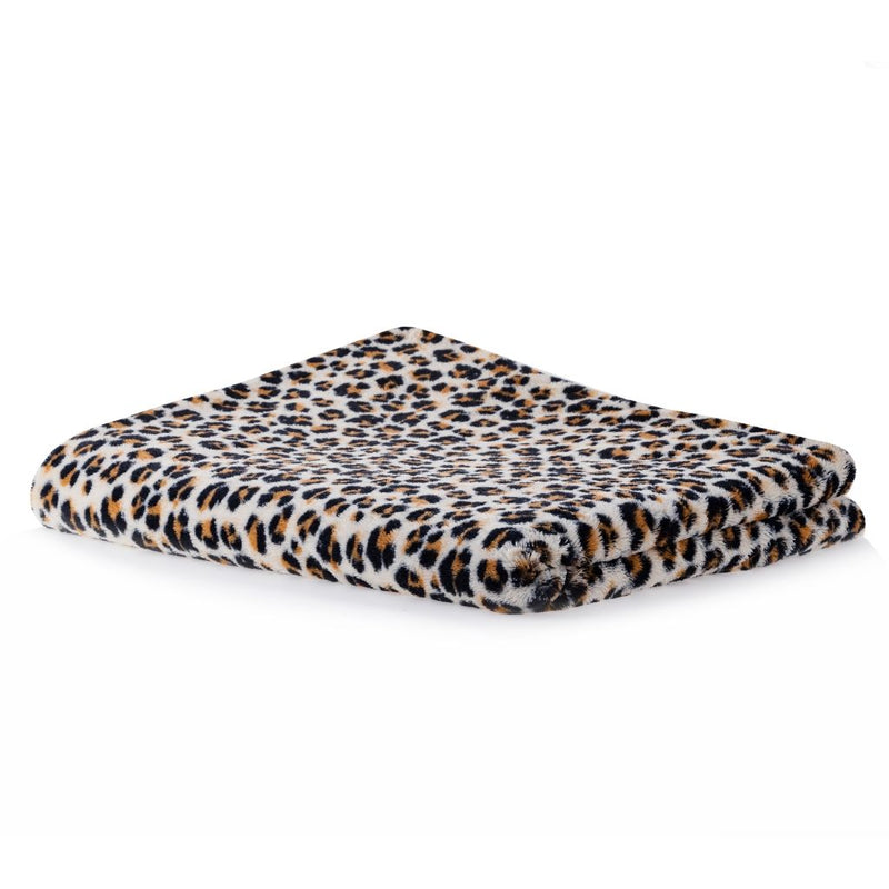 Hnedý polyesterový prehoz s textúrou pripomínajúcou leopardiu kožu.