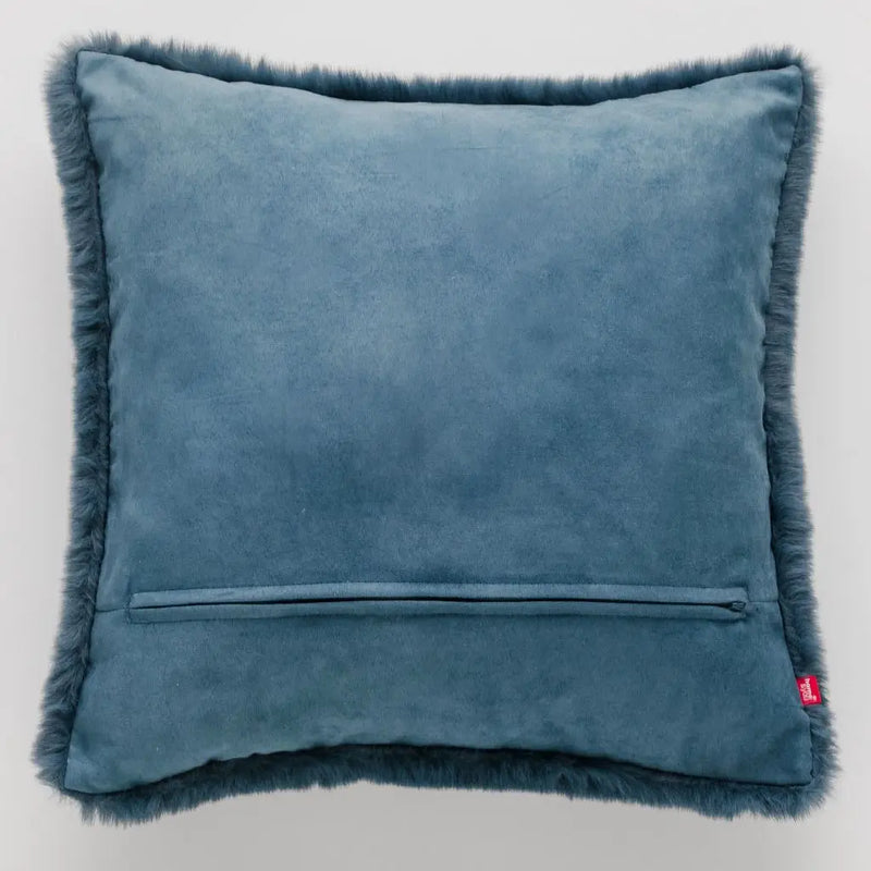 Modrá polyesterová obliečka na vankúš.