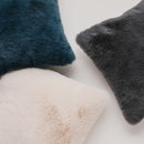 Modrá polyesterová obliečka na vankúš.