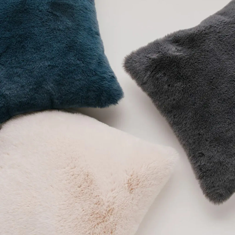 Modrá polyesterová obliečka na vankúš.