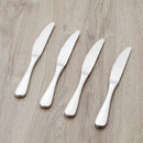 Strieborná sada štyroch príborových nožov z nehrdzavejúcej ocele. 