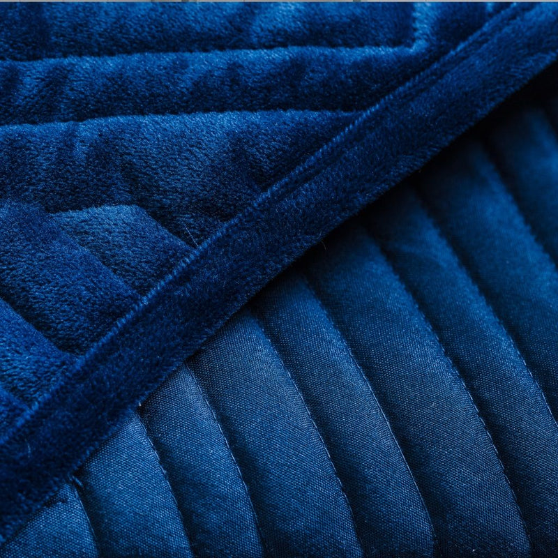 Modrý polyesterový prehoz na posteľ. 
