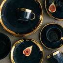 Modro zlatý plytký porcelánový tanier so zlatým lemom. 