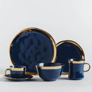 Modro zlatý plytký porcelánový tanier so zlatým lemom. 