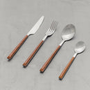 Strieborno hnedý nôž znnehrdzavejúcej ocele a plastu.