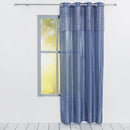 Modrý polyesterový záves.