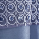 Modrý polyesterový záves.