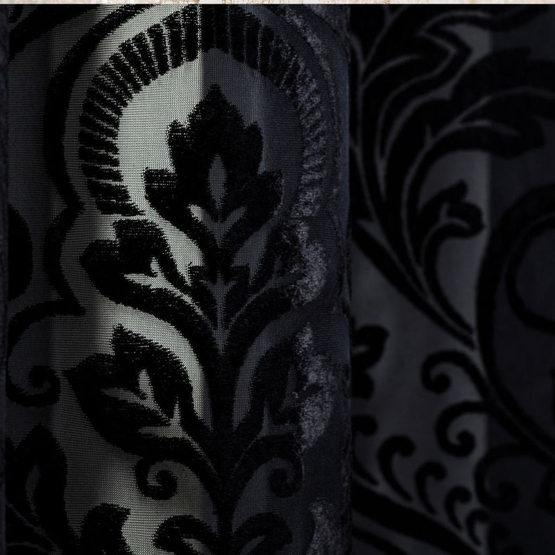 Čierna polyesterová záclona.