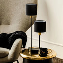 Čierna stolová lampa.