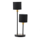 Čierna stolová lampa.