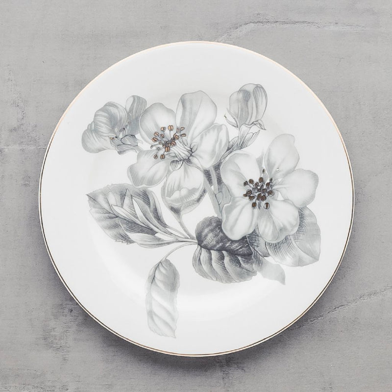 Biely porcelánový plytký tanier so sivými kvetmi. 