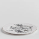 Biely porcelánový plytký tanier so sivými kvetmi. 