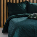 Zelený bavlnený prehoz na posteľ. 