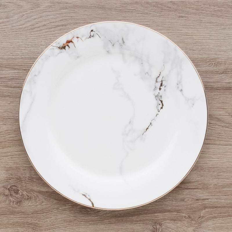 Biely porcelánový plytký tanier so zaujímavou textúrou.