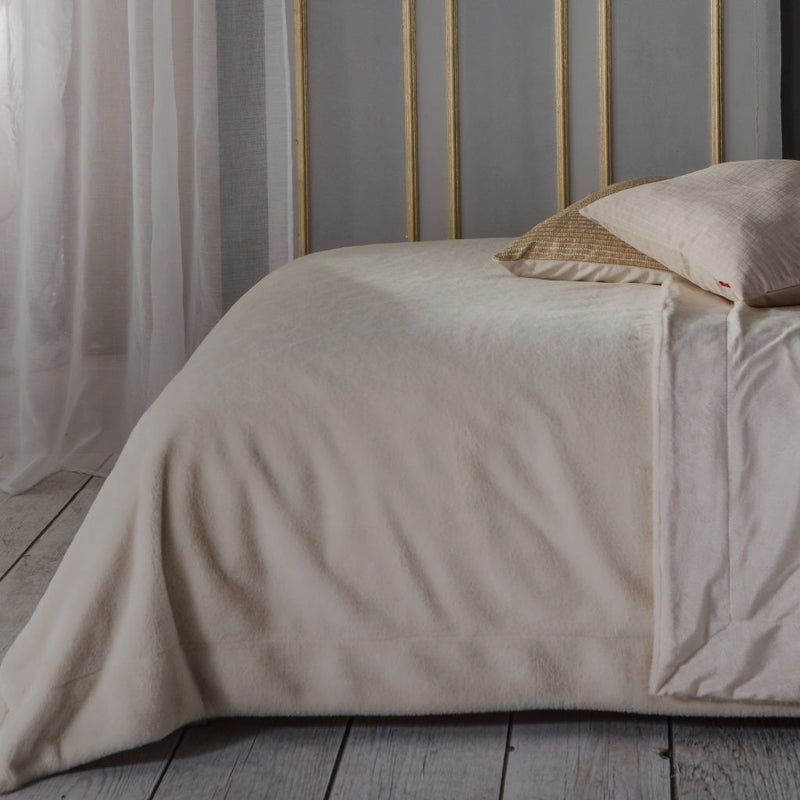 Béžový polyesterový prehoz na posteľ. 
