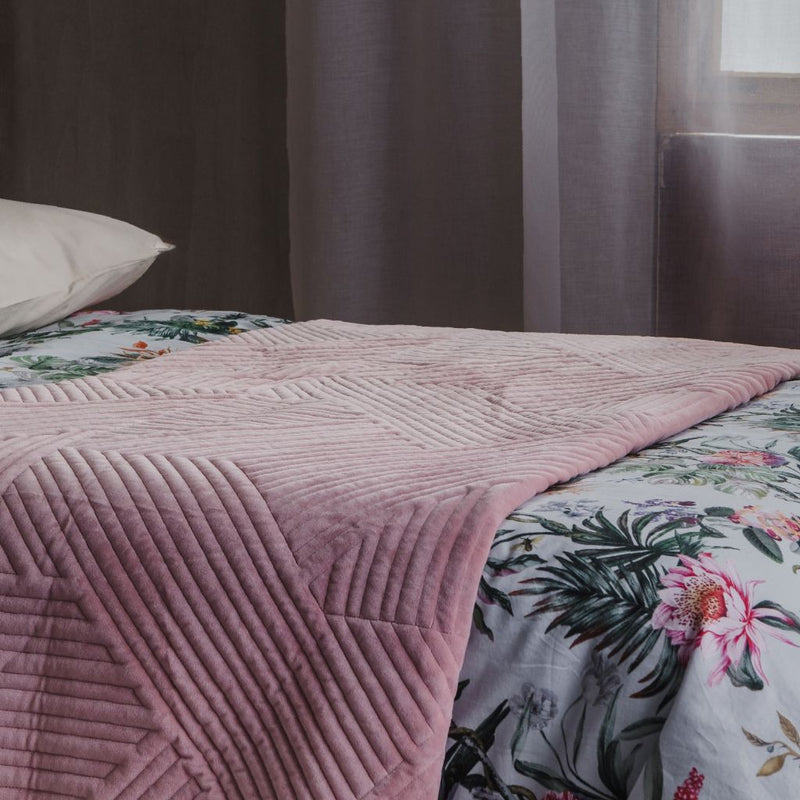 Ružový polyesterový prehoz na posteľ. 
