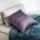 Fialová polyesterová obliečka na vankúš.