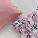 Ružová polyesterová obliečka na vankúš.