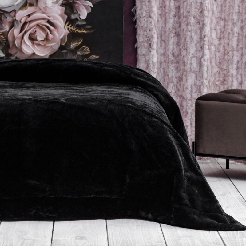 Čierny polyesterový prehoz na posteľ.