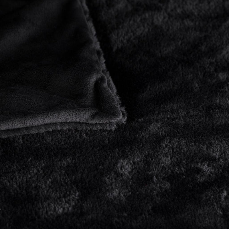 Čierny polyesterový prehoz na posteľ.