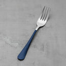 Strieborno modrá vidlička z nehrdzavejúcej ocele.