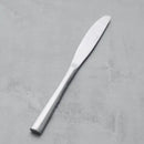 Strieborný nôž z nehrdzavejúcej ocele.