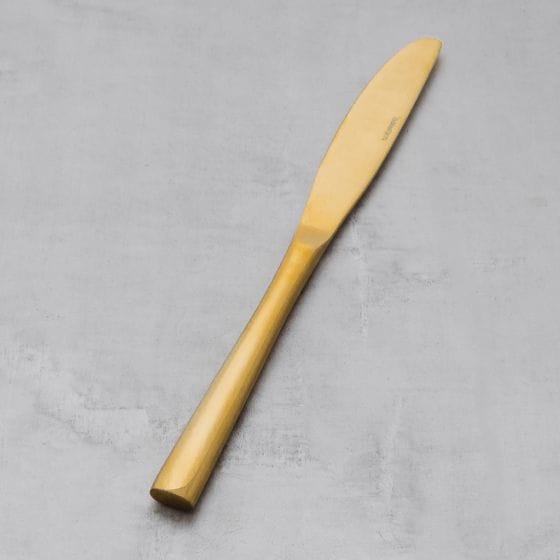 Zlatý nôž z nehrdzavejúcej ocele.