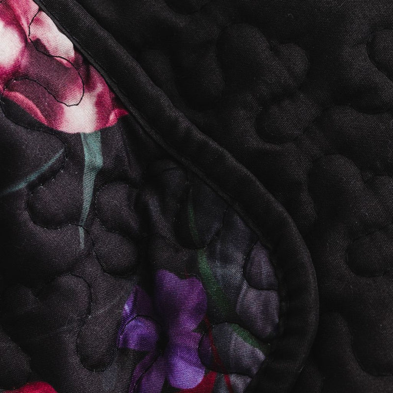Čierny polyesterový prehoz na posteľ s kvetovým motívom.
