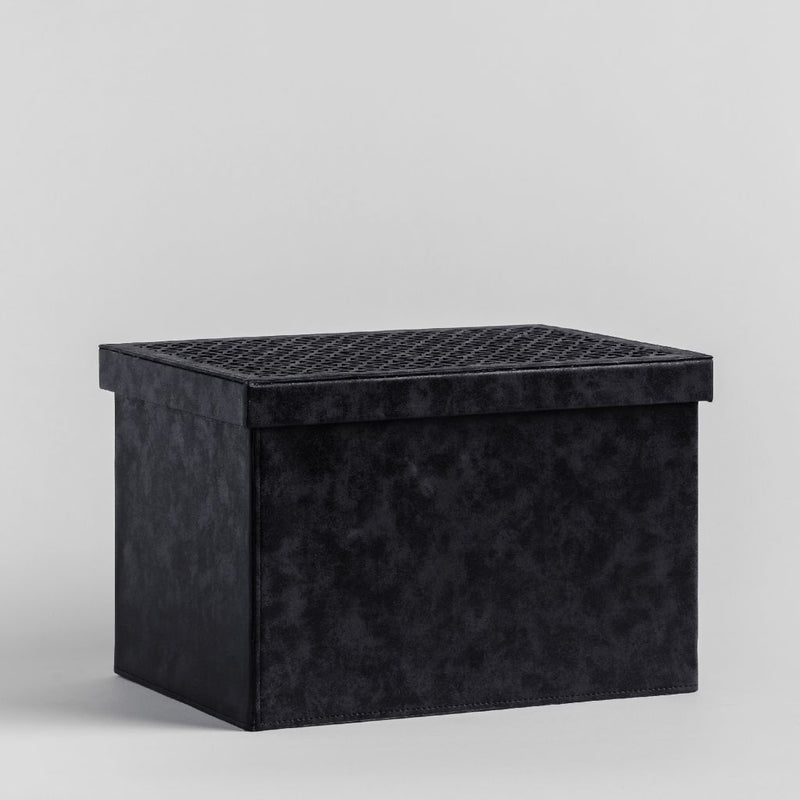Čierny úložný box.