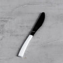 Čierno biely nôž z nehrdzavejúcej ocele.