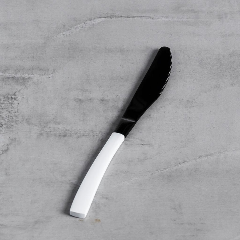 Čierno biely nôž z nehrdzavejúcej ocele.