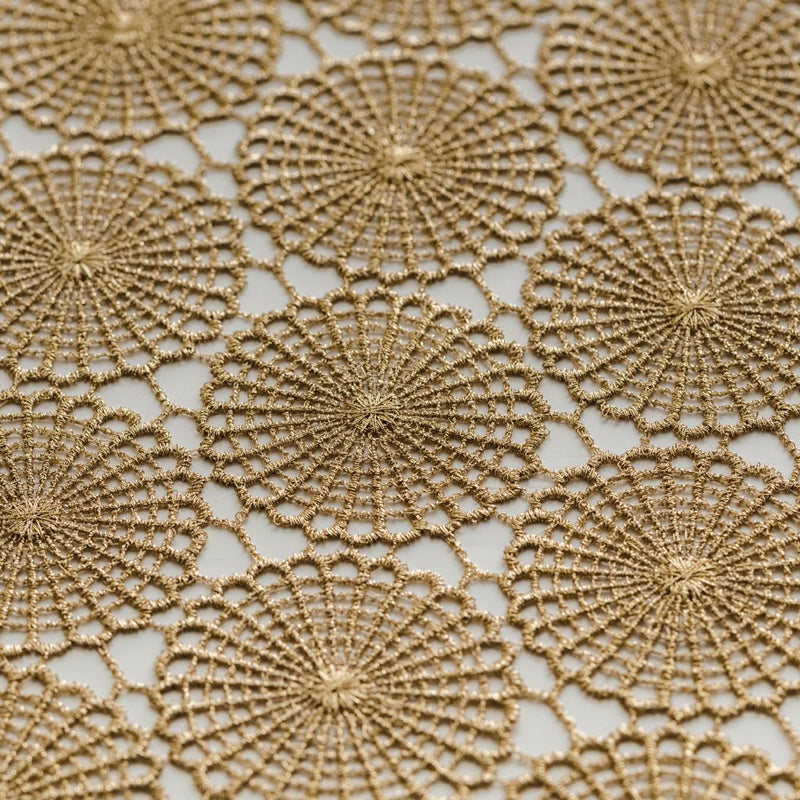 Zlatý obrus z polyesteru a metalizovaného vlákna.