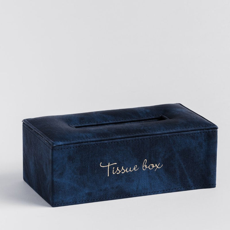 Modrá krabička na servítky s nápisom Tissue box.