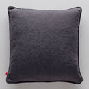 Sivá obliečka na vankúš s jemným ornamentom.