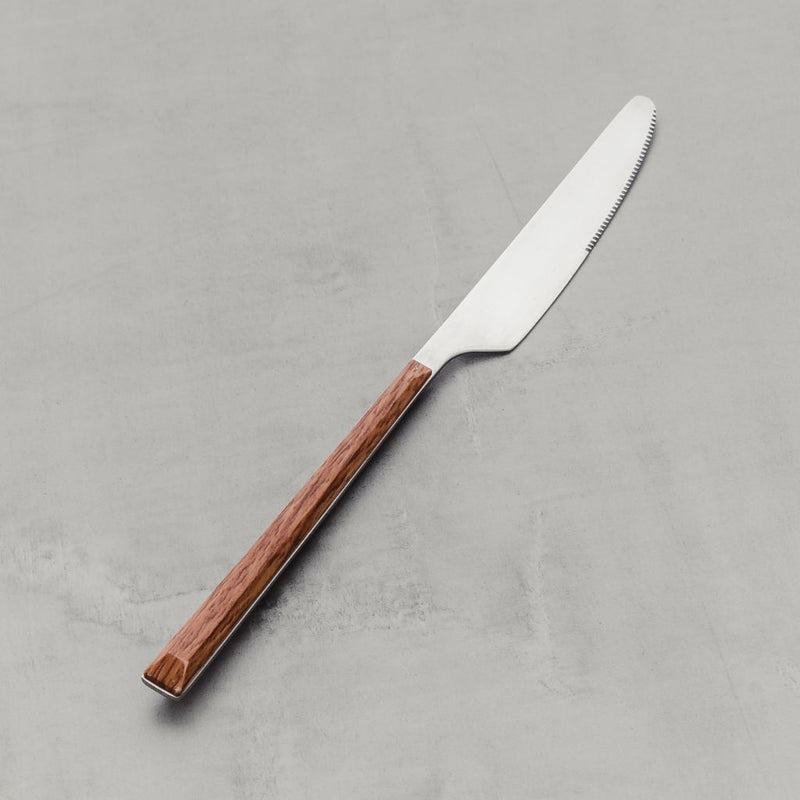 Strieborno hnedý nôž znnehrdzavejúcej ocele a plastu. 