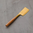 Hnedo zlatý nôž na syr.