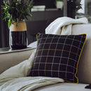 Čierna polyesterová obliečka na vankúš.