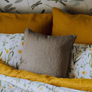 Béžová obliečka na vankúš s ornamentálnym vzorom.