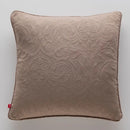 Béžová obliečka na vankúš s ornamentálnym vzorom.