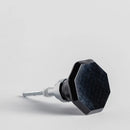 Čierny úchyt na šuflík.