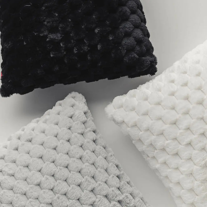 Čierna polyesterová obliečka na vankúš.