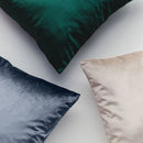 Sivá polyesterová obliečka na vankúš.