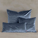 Sivá polyesterová obliečka na vankúš.